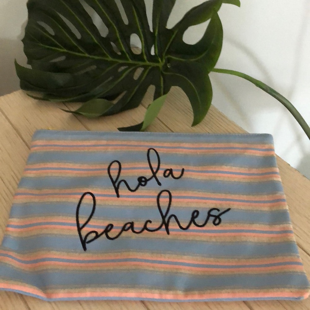 Perfect clutch to protect your items at the beach